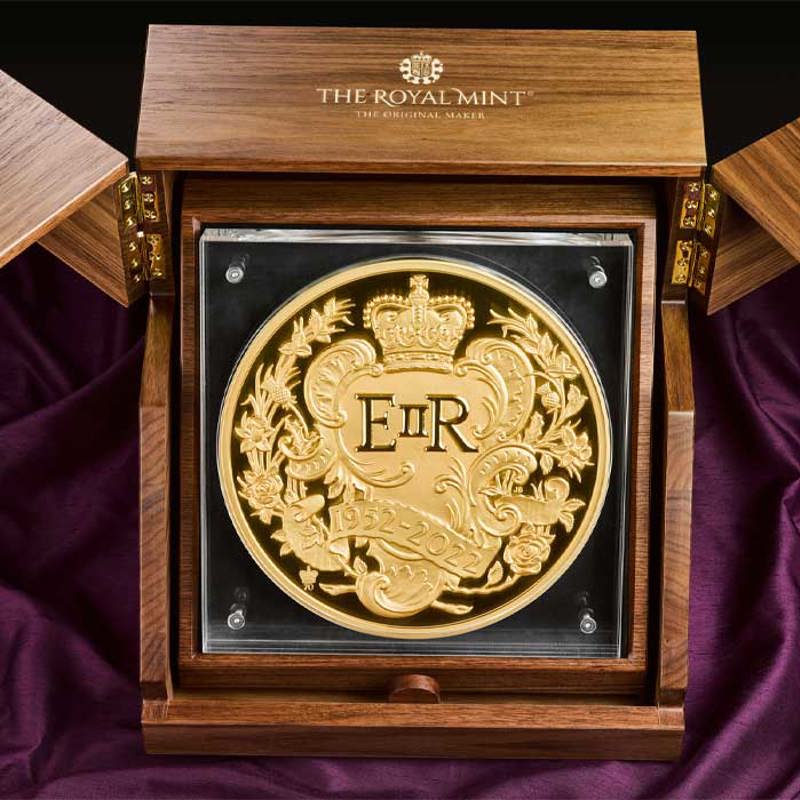 The Royal Mint unveils its largest ever coin for The Queen’s Platinum Jubilee