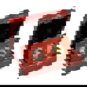 The 95th Birthday of Her Majesty The Queen Premium Birth Year Sovereign Set